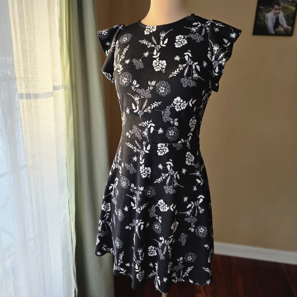 Xhilaration Black & White Floral Flutter Sleeve Dress (Medium)